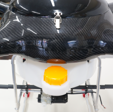 散布機を積んだドローンの躯体の写真