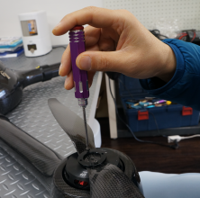 散布機を積んだドローンの躯体の写真